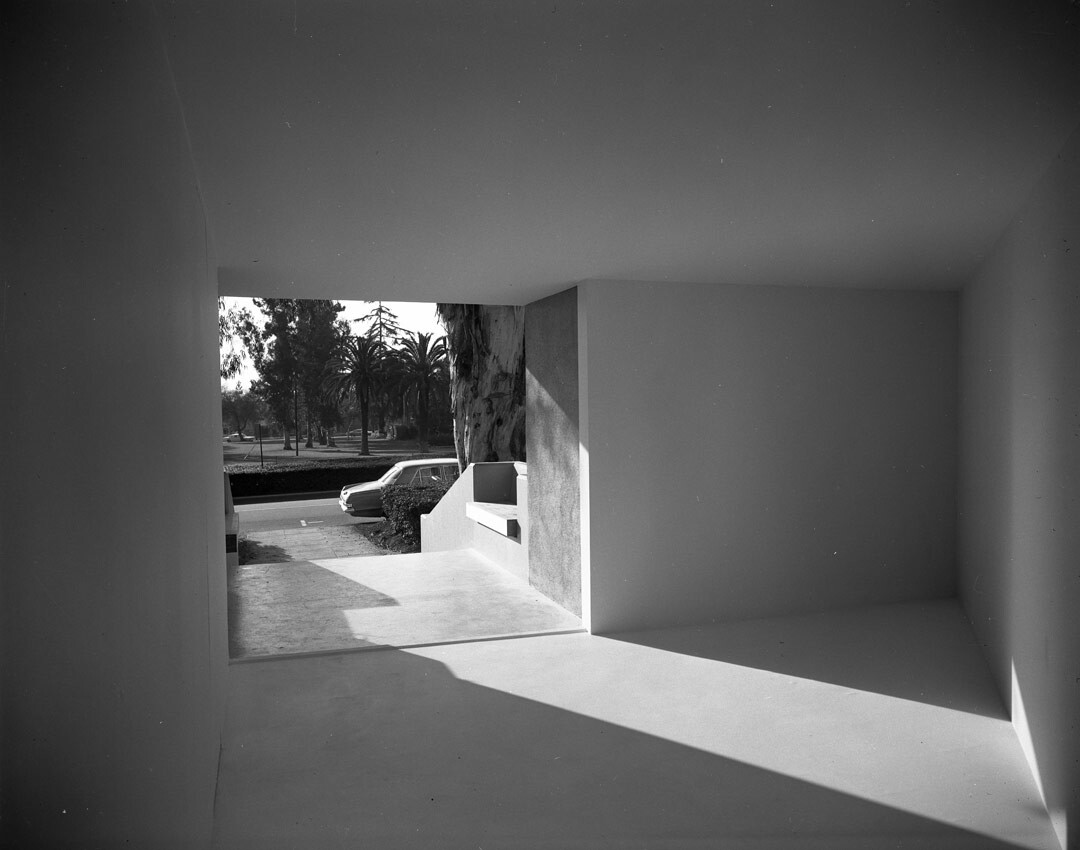 Michael Asher, installation, 1970. Viewing out of gallery toward street from small triangular area, Pomona College Museum of Art. © Michael Asher. Photograph courtesy of the Frank J. Thomas Archives.