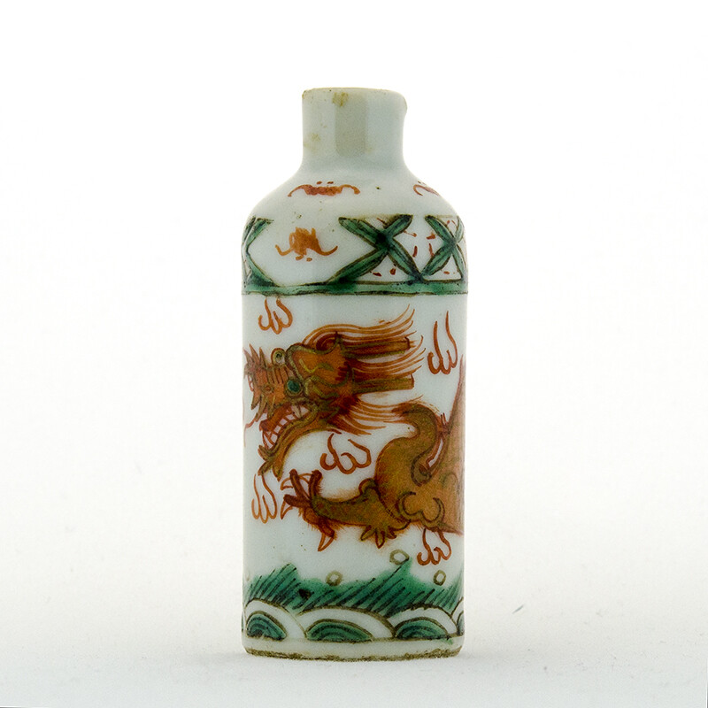 Snuff bottle, 1820-1875, porcelain, 2 5/8 x 1 1/16 in. Pomona College Collection. Gift of Clinton N. Laird