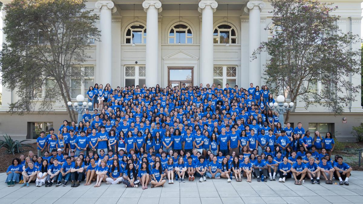Hundreds of students take a group photo