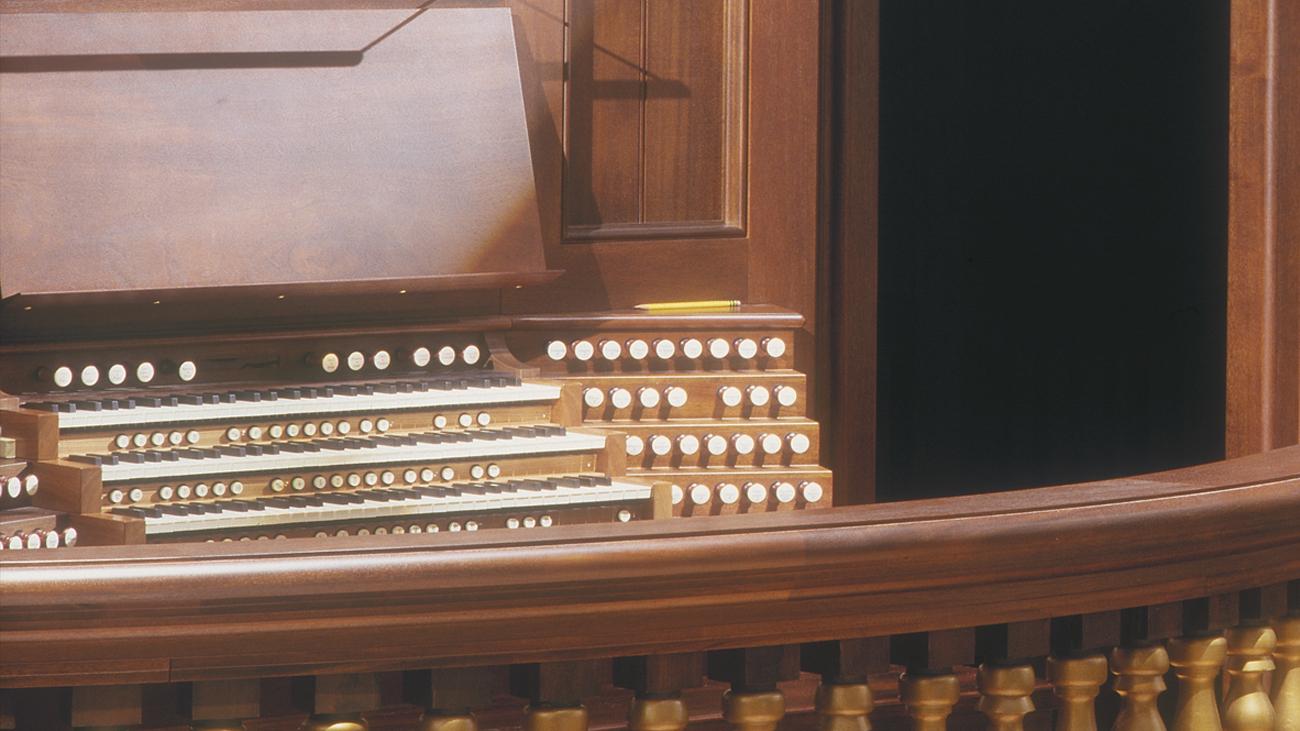Hill Memorial Organ keyboard