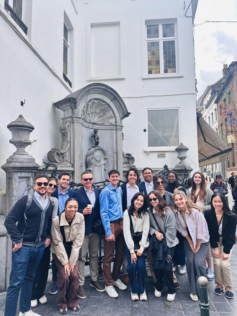 student group photo in front of the Manneken-Pis