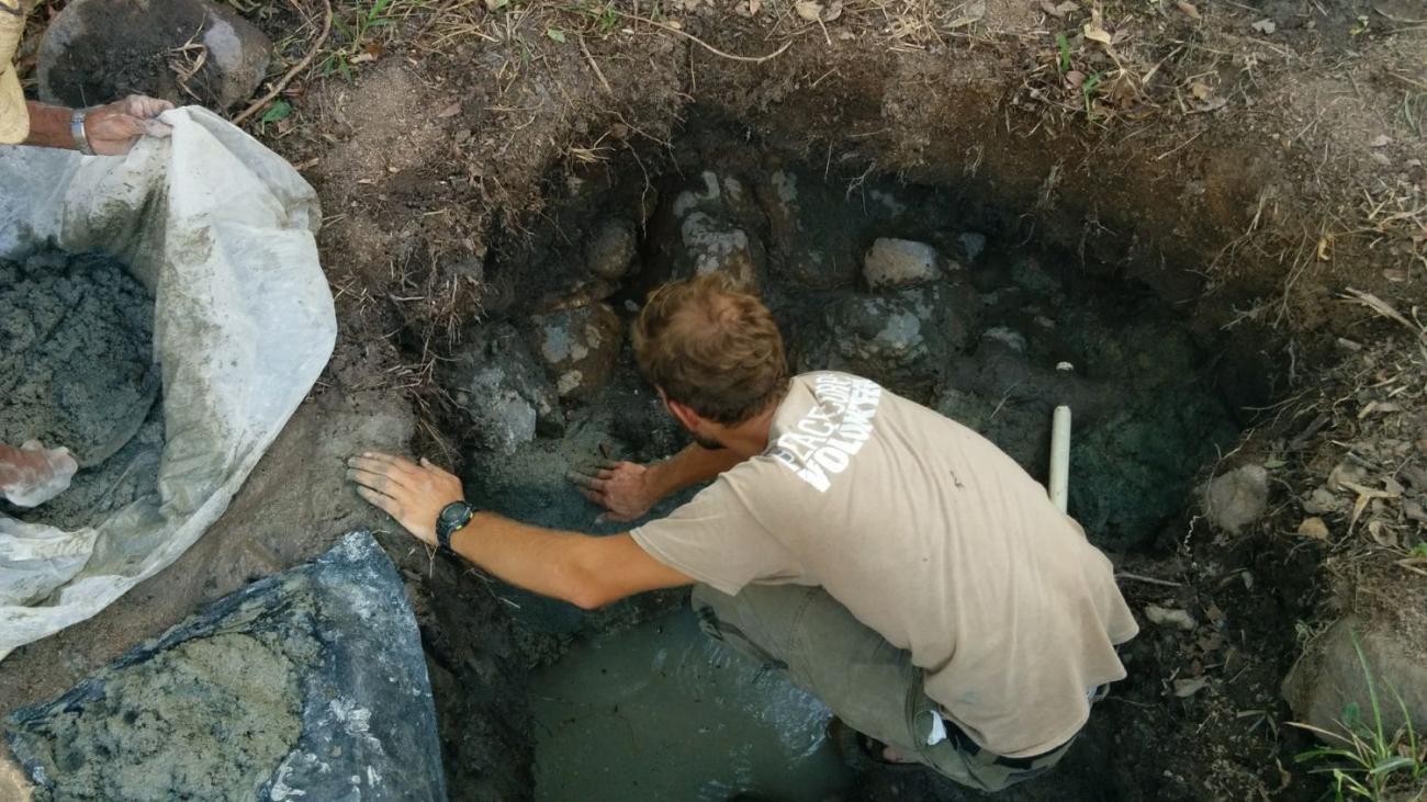 Kellinghusen digging out a spring in Panama 