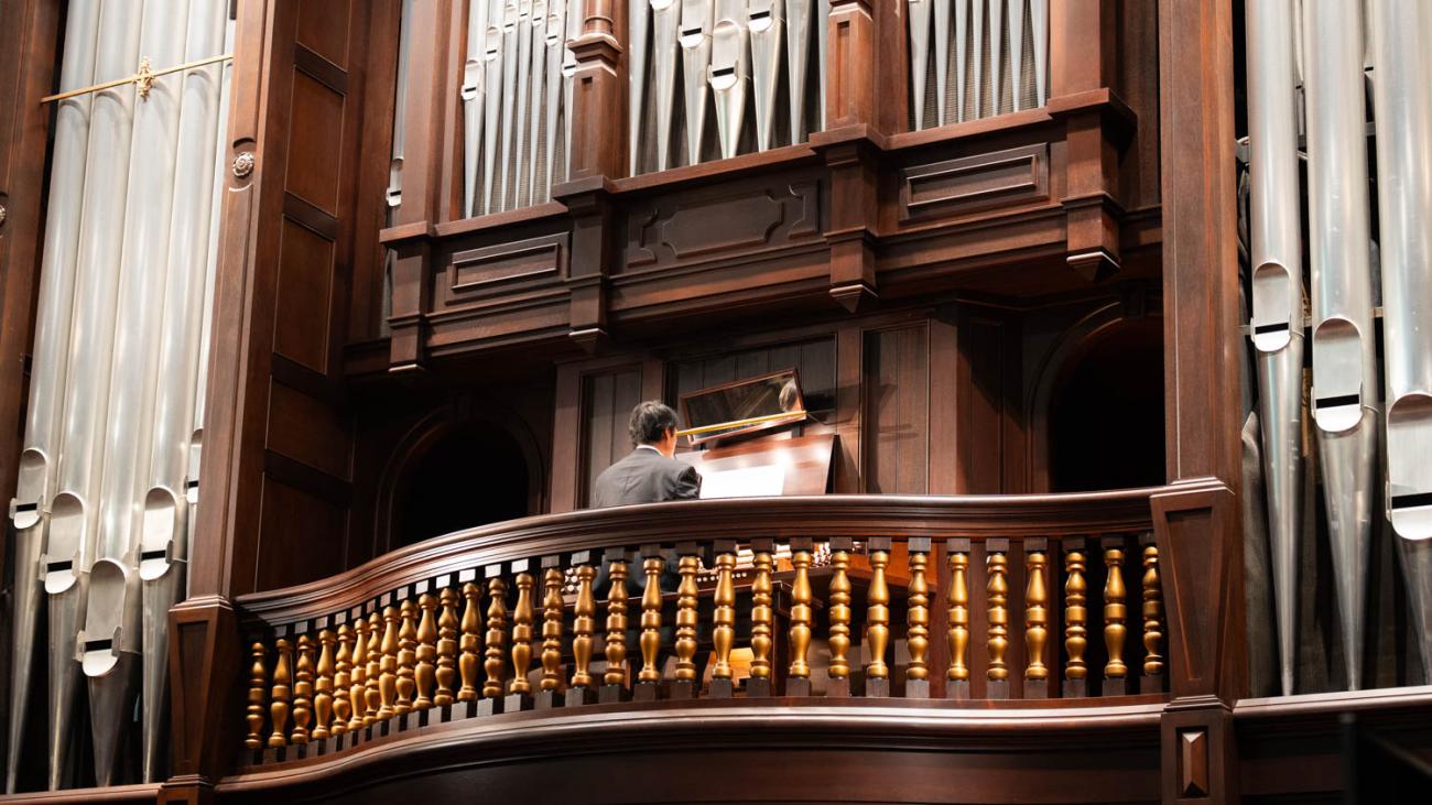 Weichang Zhao plays the organ at convocation