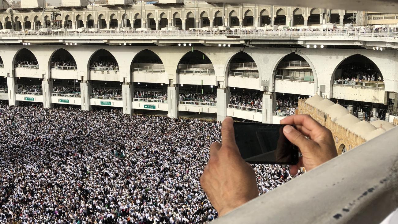 A crowd of people gather in Mecca, Saudi Arabia