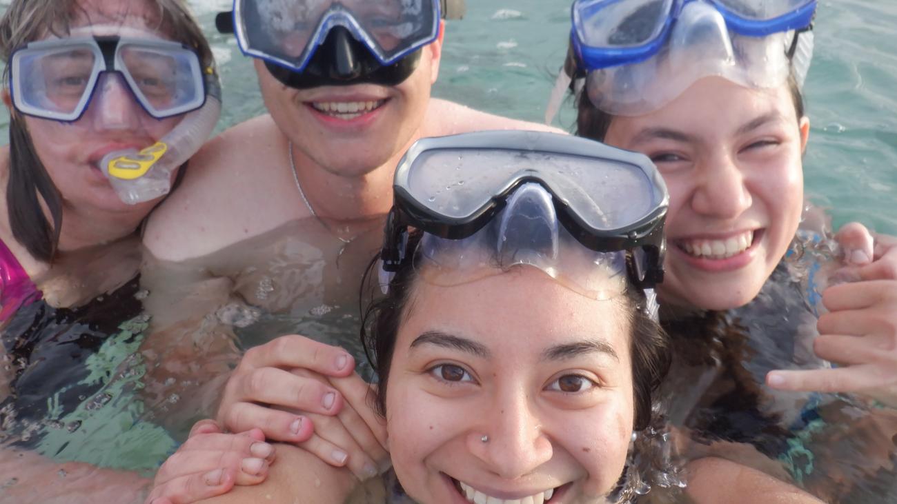 BIOL133 students and Prof. Karnovsky in Oahu, HI